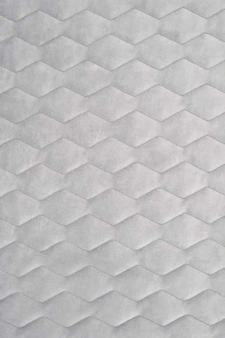LJUS SILVERGRÅ MAGIC VELVET 3D – QUILTAD VELOUR MED SICKSACKMÖNSTER