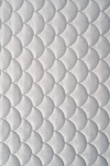 LJUS SILVERGRÅ MAGIC VELVET 3D – QUILTAD VELOUR MED FJÄLLMÖNSTER