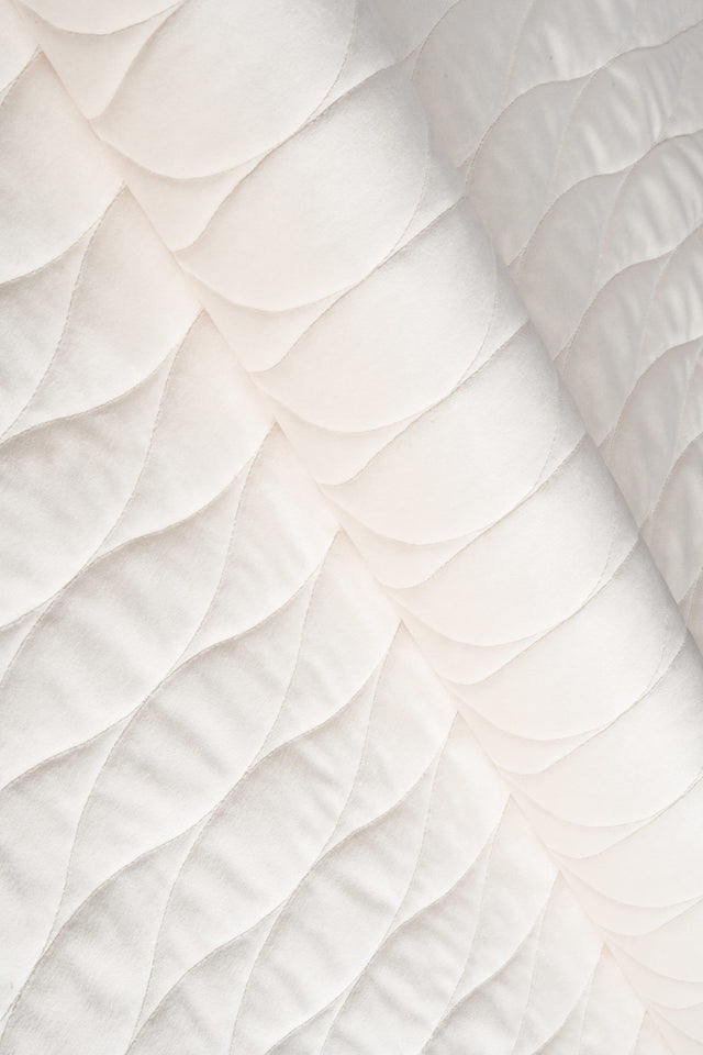 VARM ELFENBENSHVID MAGIC VELVET 3D – QUILTET VELOUR MED BØLGEMØNSTER