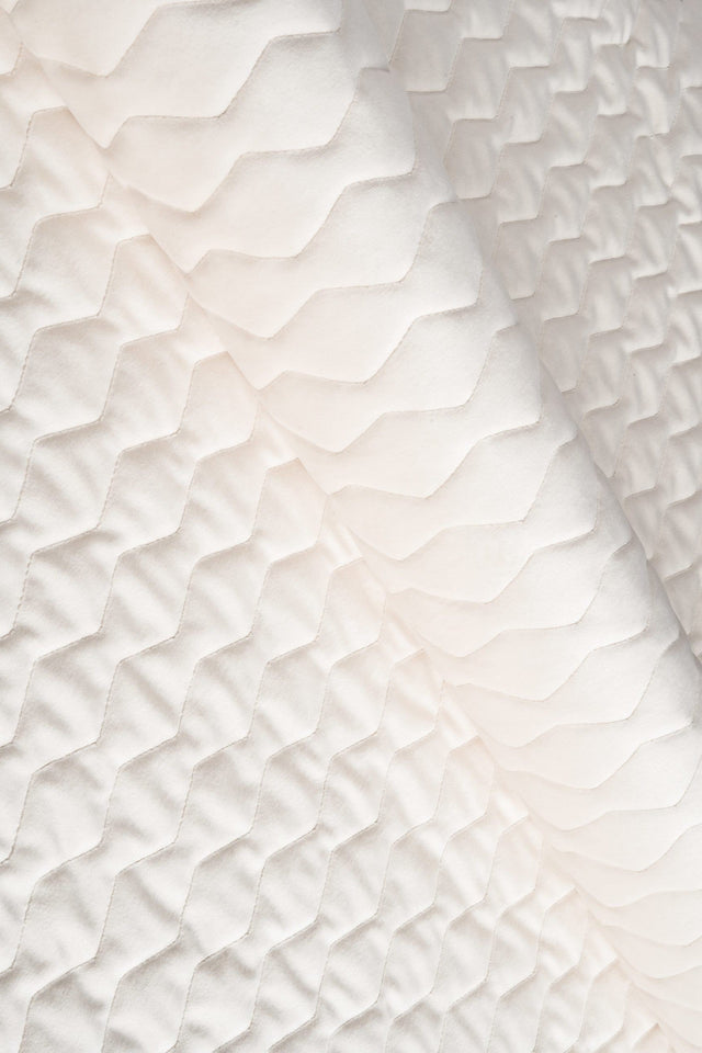VARM ELFENBENSHVID MAGIC VELVET 3D – QUILTET VELOUR MED ZIGZAGMØNSTER