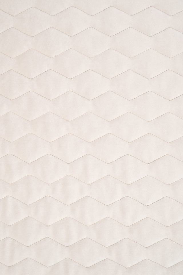 VARM ELFENBENSHVID MAGIC VELVET 3D – QUILTET VELOUR MED ZIGZAGMØNSTER