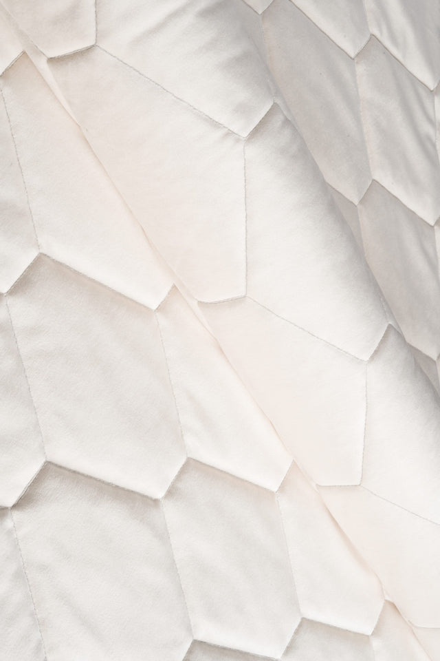 VARM ELFENBENSHVID MAGIC VELVET 3D – QUILTET VELOUR MED SEKSKANTMØNSTER