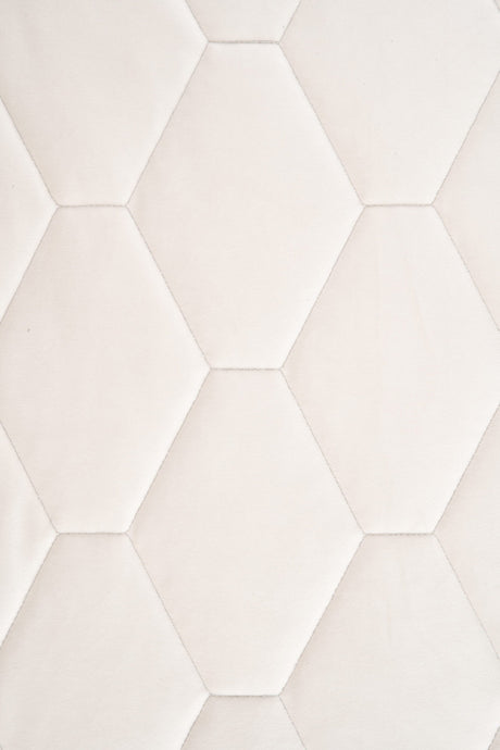 VARM ELFENBENSVIT MAGIC VELVET 3D – QUILTAD VELOUR MED SEXKANTSMÖNSTER