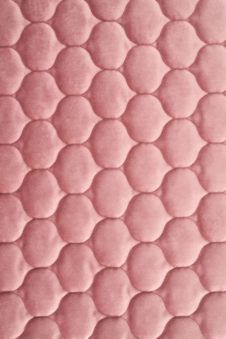 DAMMIG GAMMALROSA MAGIC VELVET 3D – QUILTAD VELOUR MED DROPPMÖNSTER