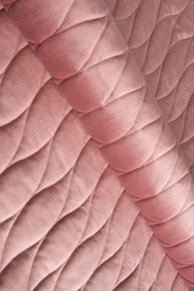STØVET GAMMELROSA MAGIC VELVET 3D – QUILTET VELOUR MED BØLGEMØNSTER