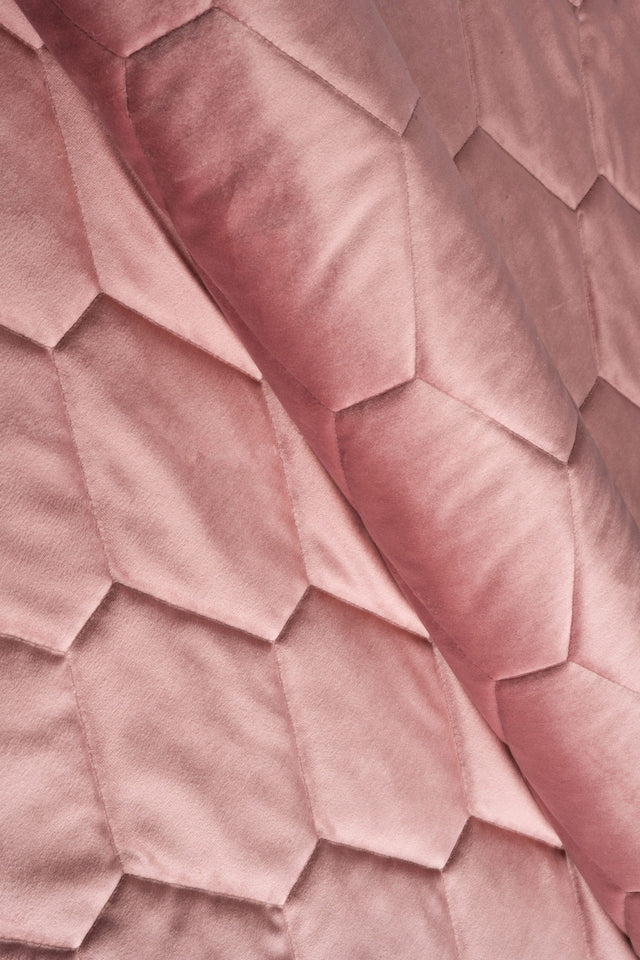 STØVET GAMMELROSA MAGIC VELVET 3D – QUILTET VELOUR MED SEKSKANTMØNSTER