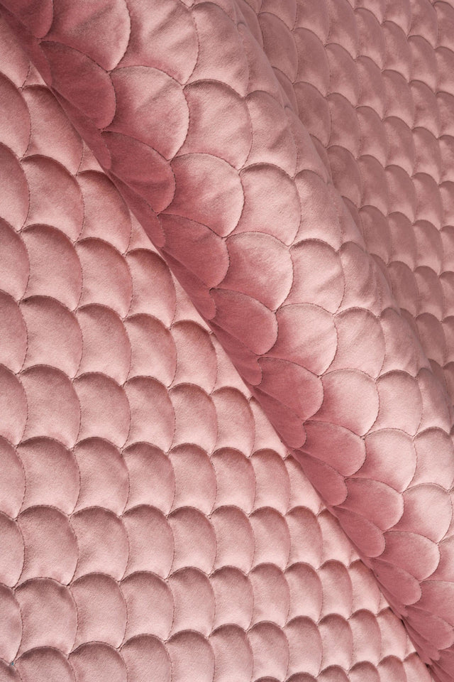 STØVET GAMMELROSA MAGIC VELVET 3D – QUILTET VELOUR MED SKÆLMØNSTER