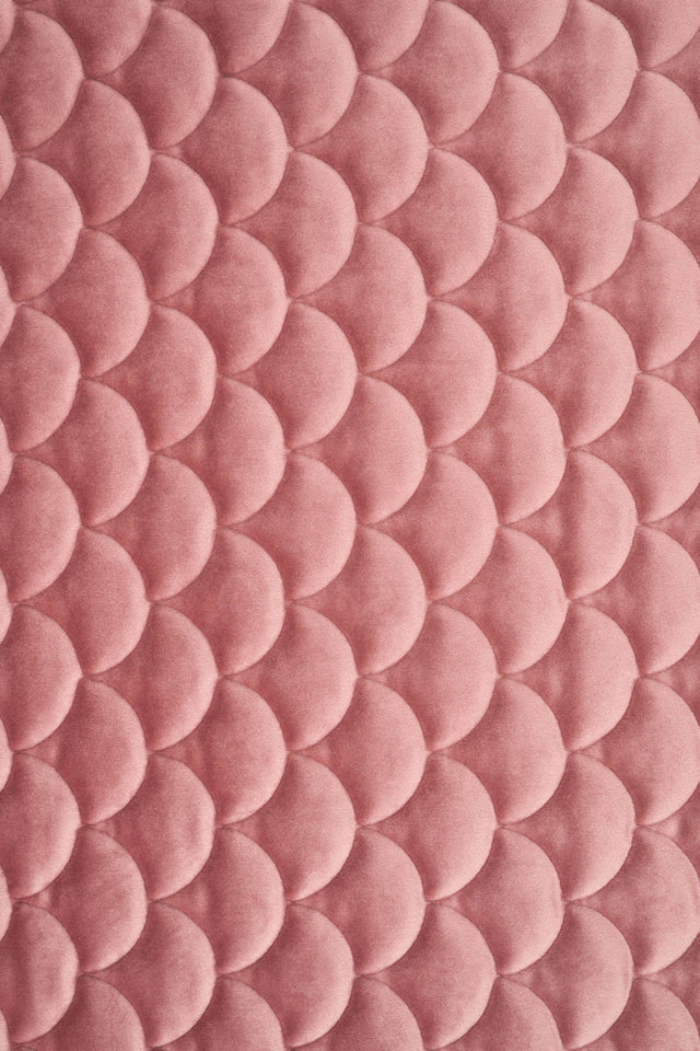 STØVET GAMMELROSA MAGIC VELVET 3D – QUILTET VELOUR MED SKÆLMØNSTER