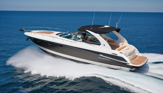 Motoryacht i fart med bimini i akrylväv - exempel på användningsmiljö; färg och finish kan avvika från varan