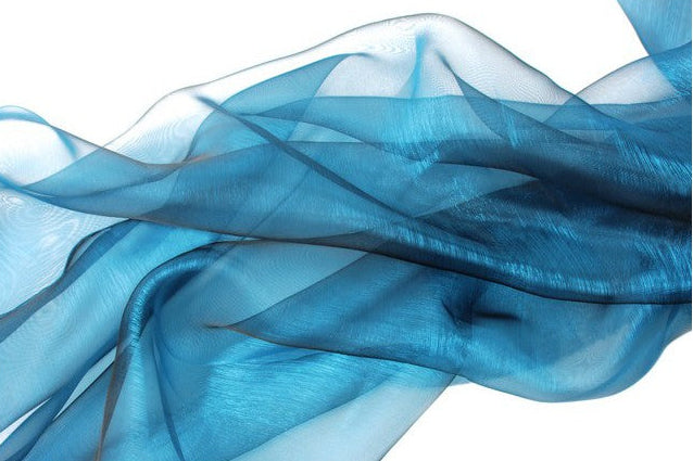 RÖD ORGANZA – TRANSPARENT & GLÄNSANDE