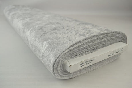 SØLVGRÅ NERVØS VELOUR – STRIKKET, STRÆKBAR & GLANSFULDT FALD