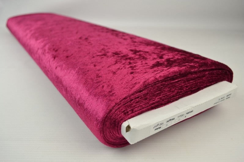 VINRØD NERVØS VELOUR – STRIKKET, STRÆKBAR & GLANSFULDT FALD