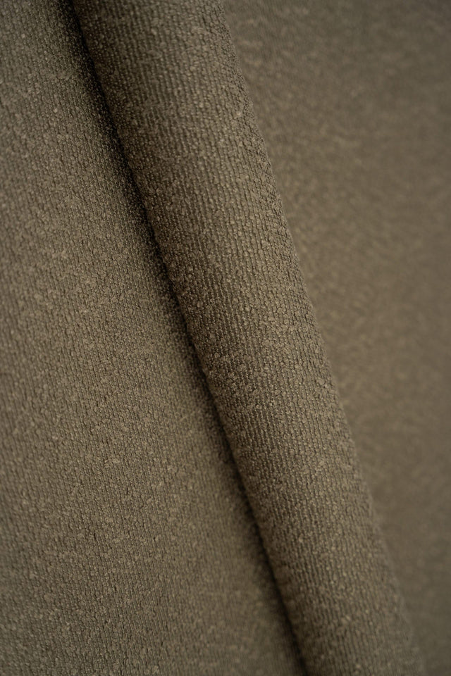 RØGET OLIVENBRUN SANDU MØBELSTOF – BOUCLÉ-LOOK & BRANDHÆMMENDE