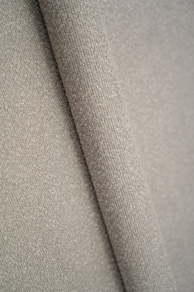 NEUTRAL TAUPEGRÅ SANDU MØBELSTOF – BOUCLÉ-LOOK & BRANDHÆMMENDE