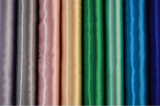 LJUSBRUN SATIN TYG – LÄTT & GLANSIGT