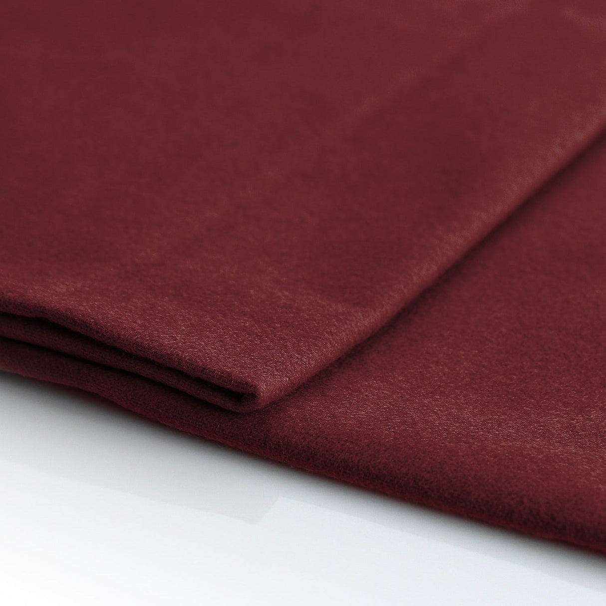 BORDEAUX BRANDFÖRHINDRANDE SATIN MOLTON – 300 CM, LJUS- & LJUDDÄMPANDE