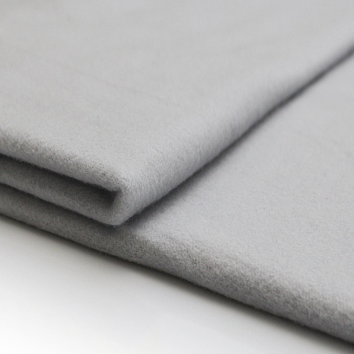 LYSEGRÅ BRANDHÆMMENDE SCENE MOLTON – 300 CM, 300 g/m² & MAT, LYS-/LYDABSORBERENDE