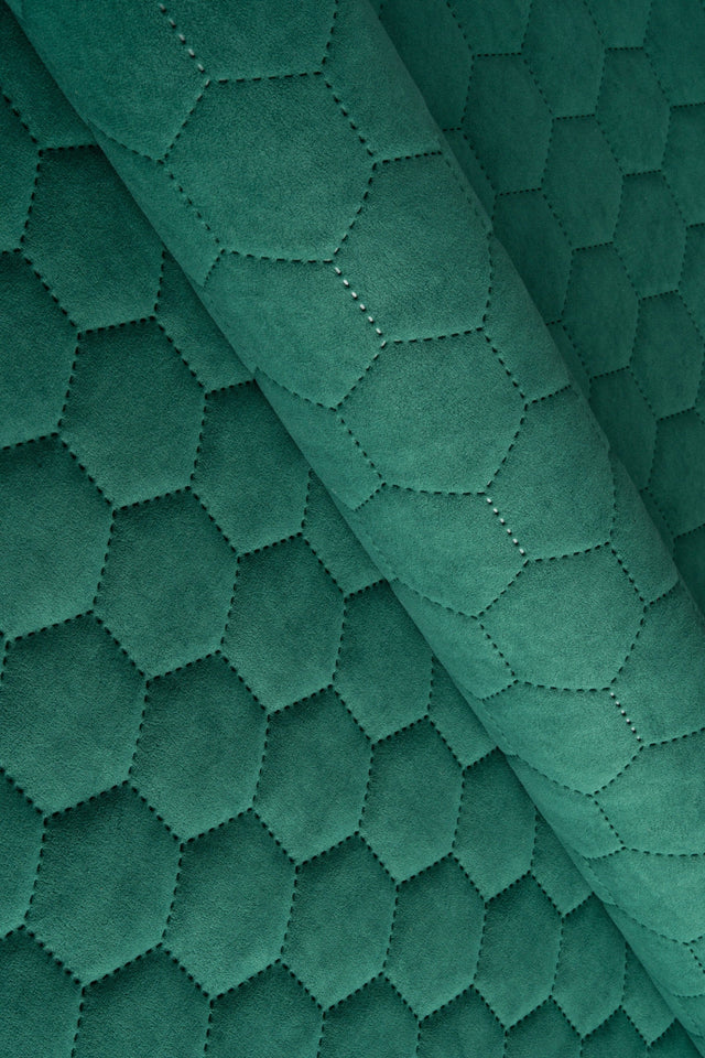 KLAR MALAKITGRØN UTTARIO VELVET 3D – QUILTET VELOUR MED SEKSKANTMØNSTER