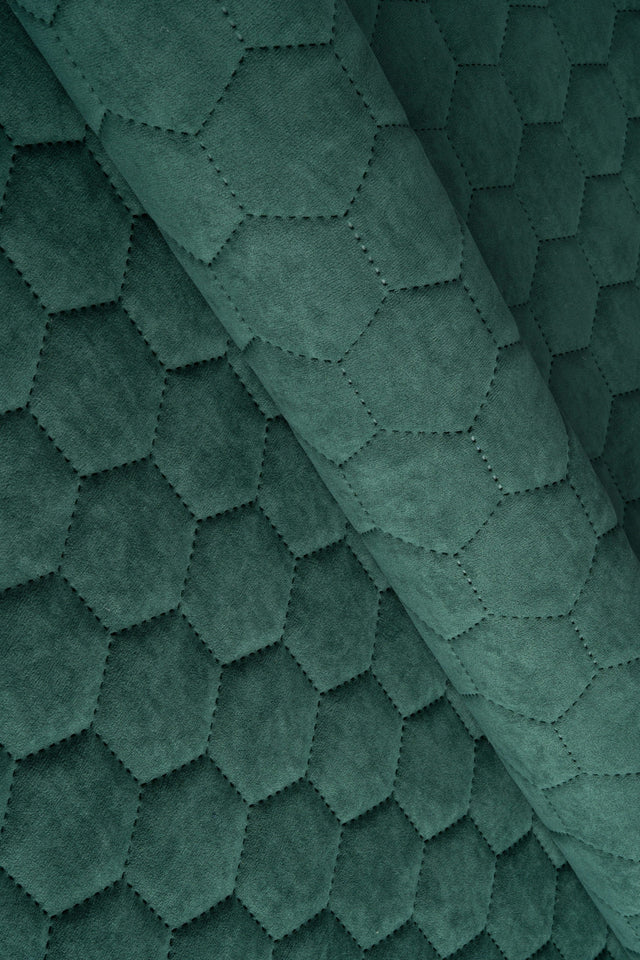 DÆMPET GRANGRØN UTTARIO VELVET 3D – QUILTET VELOUR MED SEKSKANTMØNSTER
