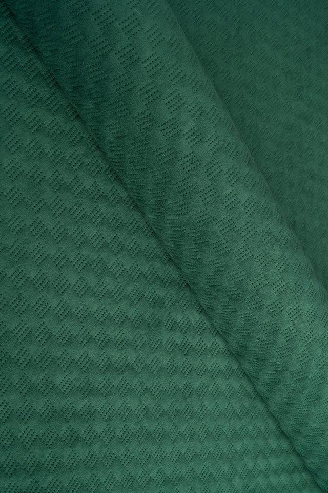 DÆMPET GRANGRØN UTTARIO VELVET 3D – QUILTET VELOUR MED FINT BØLGEMØNSTER