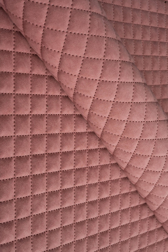 BLØD KORALROSA UTTARIO VELVET 3D – QUILTET VELOUR MED RUDEMØNSTER