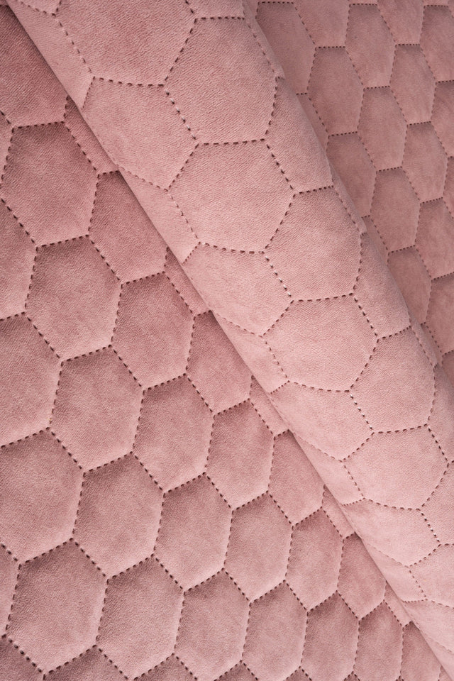 BLØD KORALROSA UTTARIO VELVET 3D – QUILTET VELOUR MED SEKSKANTMØNSTER