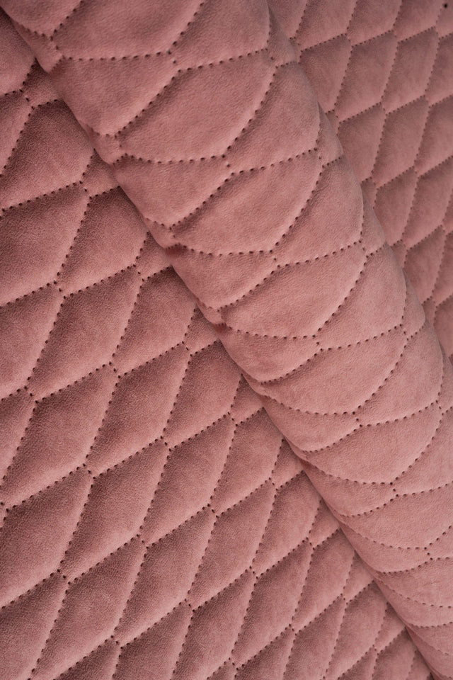 BLØD KORALROSA UTTARIO VELVET 3D – QUILTET VELOUR MED BLADMØNSTER