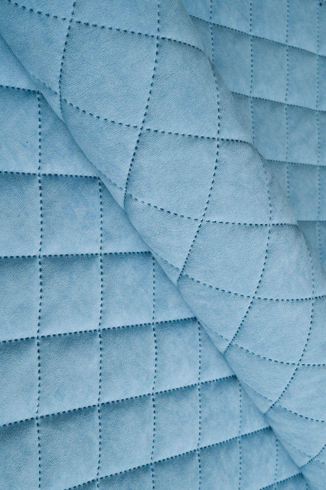 LYS HIMMELBLÅ UTTARIO VELVET 3D – QUILTET VELOUR MED VIFTEMØNSTER