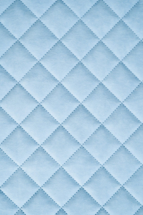 LJUS HIMMELSBLÅ UTTARIO VELVET 3D – QUILTAD VELOUR MED SOLFJÄDERSMÖNSTER