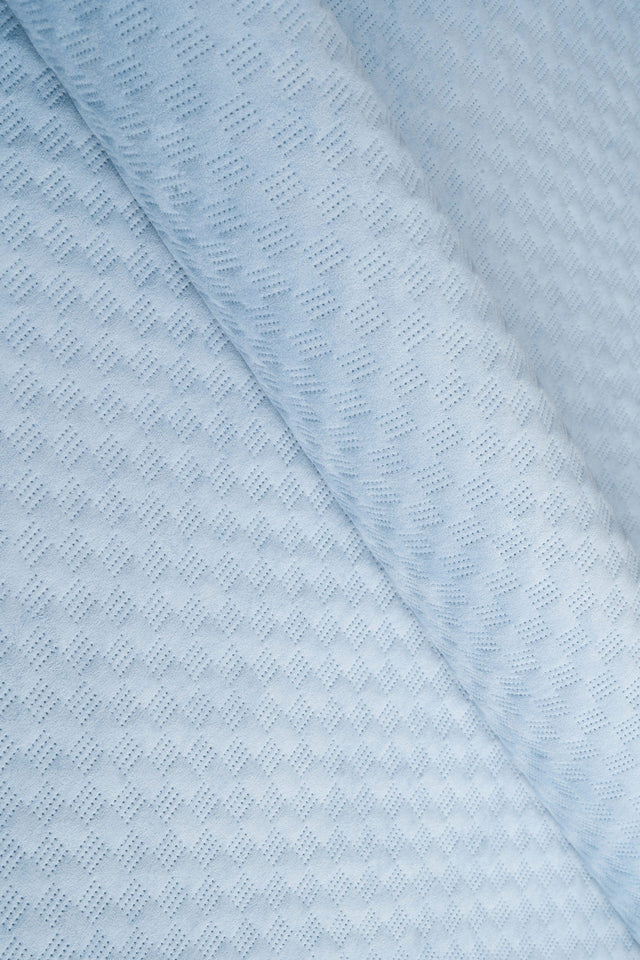 LYS HIMMELBLÅ UTTARIO VELVET 3D – QUILTET VELOUR MED FINT BØLGEMØNSTER