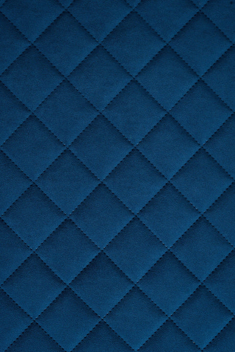 MÖRK SAFIRBLÅ UTTARIO VELVET 3D – QUILTAD VELOUR MED SOLFJÄDERSMÖNSTER