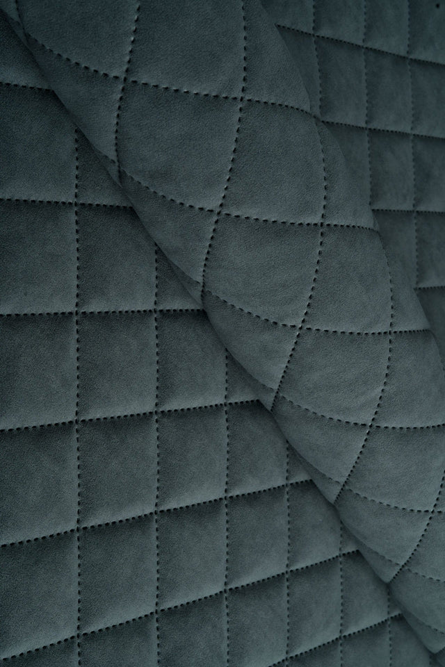 MØRK STORMGRÅ UTTARIO VELVET 3D – QUILTET VELOUR MED VIFTEMØNSTER