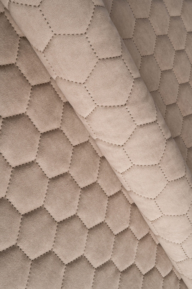 LUN KLITBEIGE UTTARIO VELVET 3D – QUILTET VELOUR MED SEKSKANTMØNSTER