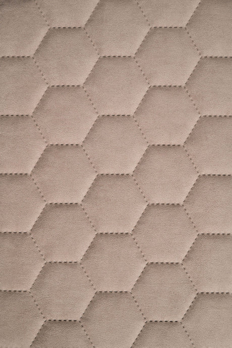 VARM DYNBEIGE UTTARIO VELVET 3D – QUILTAD VELOUR MED SEXKANTSMÖNSTER