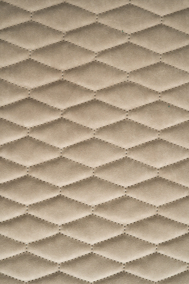 LUN KLITBEIGE UTTARIO VELVET 3D – QUILTET VELOUR MED BLADMØNSTER