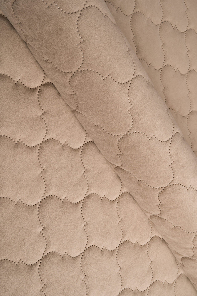 LUN KLITBEIGE UTTARIO VELVET 3D – QUILTET VELOUR MED BOBLEMØNSTER