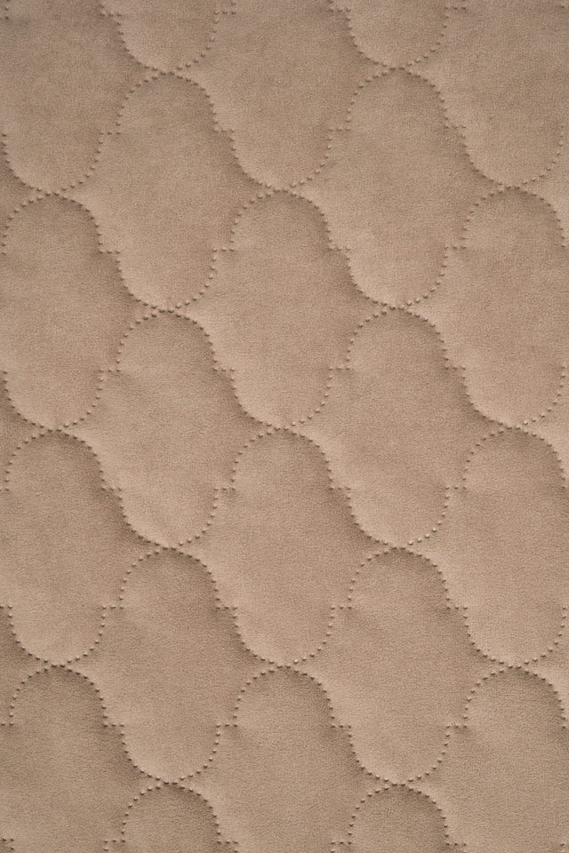 LUN KLITBEIGE UTTARIO VELVET 3D – QUILTET VELOUR MED BOBLEMØNSTER