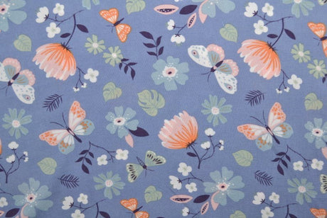 BLÅT VISKOS MED BLOMMOR OG SOMMERFUGLE PRINT – LÄTT FALL & ELEGANT MATT LYSTER