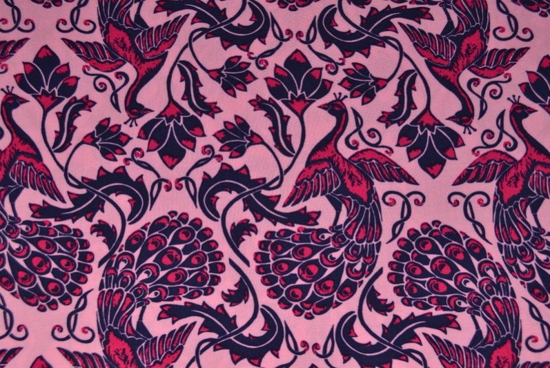 LYSERØDT VISKOSE STOF MED PÅFUGLE PRINT – LET FALD & ELEGANT MAT GLANS