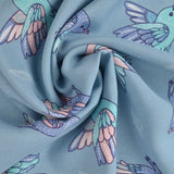 LYSEBLÅT VISKOSE STOF MED PASTEL FUGLE PRINT – LET FALD & ELEGANT MAT GLANS