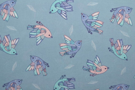 LYSEBLÅT VISKOSE STOF MED PASTEL FUGLE PRINT – LET FALD & ELEGANT MAT GLANS