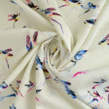 RÅHVIDT VISKOSE STOF MED KOLIBRI PRINT – LET FALD & ELEGANT MAT GLANS