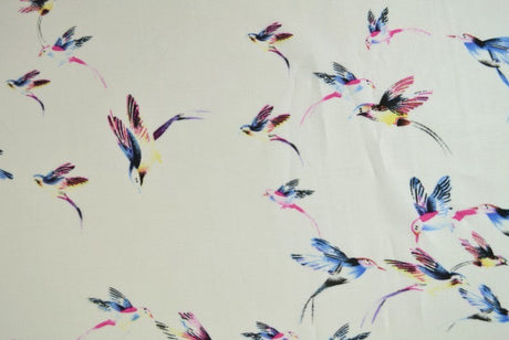 RÅHVIDT VISKOSE STOF MED KOLIBRI PRINT – LET FALD & ELEGANT MAT GLANS