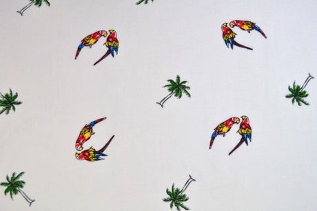 VITT VISKOS MED PAPEGØJE OG PALME PRINT – LÄTT FALL & ELEGANT MATT LYSTER