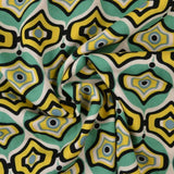 VISKOSE STOF MED TURKIS OG GULT GEOMETRISK BUE PRINT – LET FALD & ELEGANT MAT GLANS