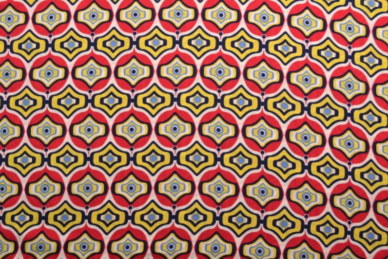 VISKOSE STOF MED RØDT OG GULT GEOMETRISK BUE PRINT – LET FALD & ELEGANT MAT GLANS