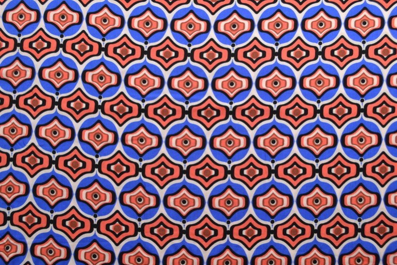 VISKOSE STOF MED RØDT OG BLÅT GEOMETRISK BUE PRINT – LET FALD & ELEGANT MAT GLANS