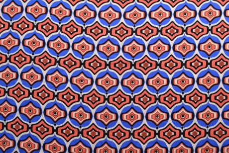 VISKOSE STOF MED RØDT OG BLÅT GEOMETRISK BUE PRINT – LET FALD & ELEGANT MAT GLANS