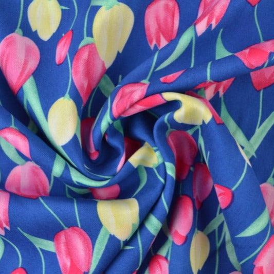 BLÅT VISKOSE STOF MED TULIPAN PRINT – LET FALD & ELEGANT MAT GLANS