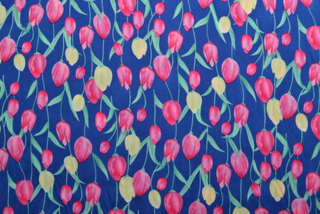BLÅT VISKOSE STOF MED TULIPAN PRINT – LET FALD & ELEGANT MAT GLANS